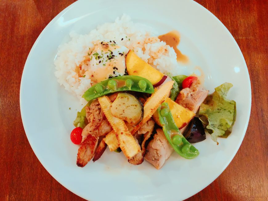 醤油糀漬け若鶏と黒富士たまごの小江丼　トップシークレットカフェ